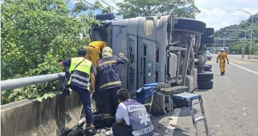 高雄砂石車交流道翻覆。（圖／翻攝畫面）