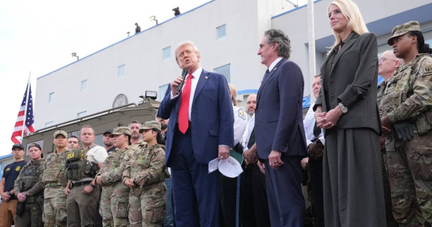 川普現身華盛頓街頭，慰問國民警衛隊。（圖／達志／美聯社）