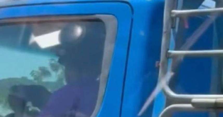 國道驚見貨車司機玩手機遊戲。（圖 ／翻攝畫面）