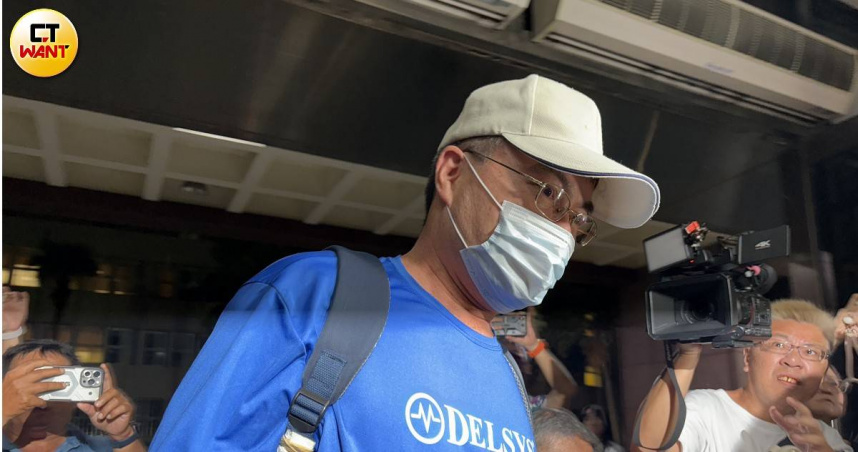 台師大前女足教練周台英涉刑案，北檢今日指揮市調處約談周台英以及計畫主持人陳忠慶，而稍早陳忠慶也抵達北檢進行複訊。（圖／翁靖祐攝）