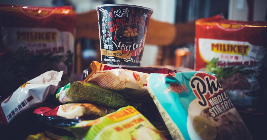 印度13歲少年連吃3包未煮熟的泡麵，結果不幸身亡。（示意圖／pixabay）