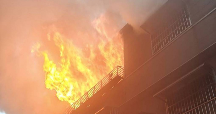 桃園市中壢區龍安街一處住宅傳出火警，造成5人死亡。（圖／翻攝畫面）