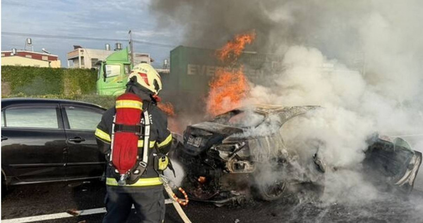 18歲男駕賓士國道撞貨櫃車瞬間起火。（圖 ／翻攝畫面）