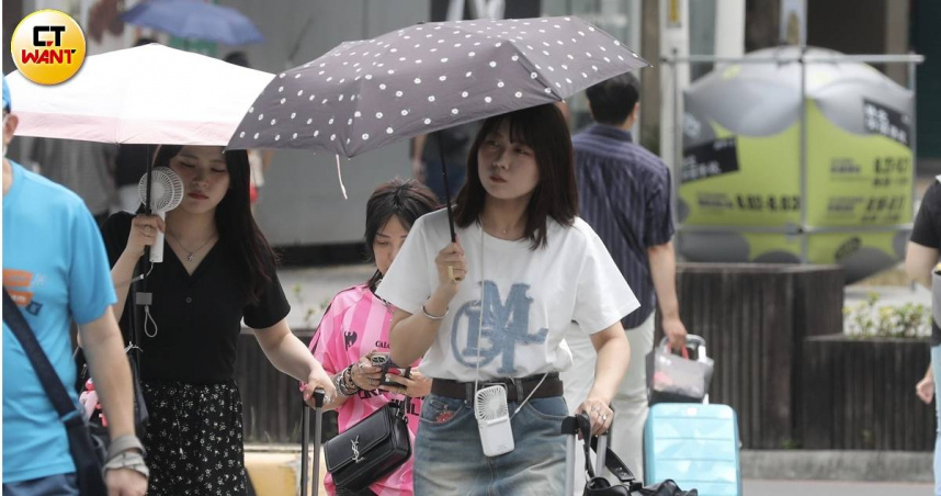中央氣象署表示，明天各地白天天氣多雲到晴，但仍有午後雷陣雨。（示意圖／劉耿豪攝）
