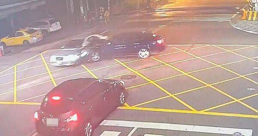 桃園國際路口2車猛撞車身扭曲。（圖 ／翻攝畫面）