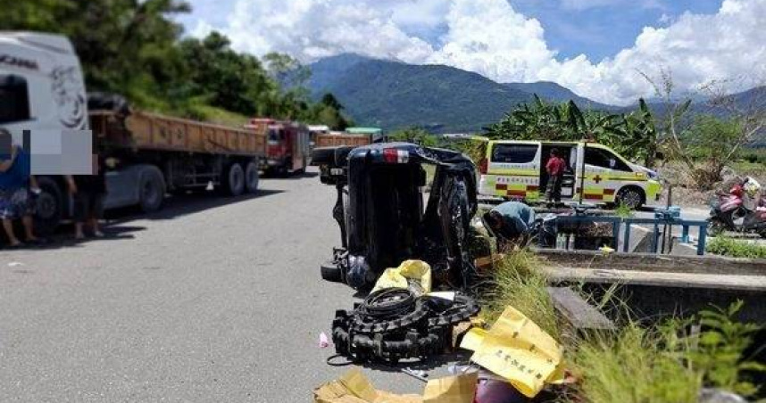 砂石車追撞小貨車翻覆，駕駛乘客雙傷急送醫。（圖 ／翻攝畫面）