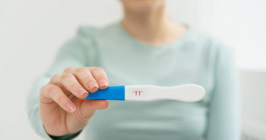 一名女子最近發現自己懷孕，男友卻要求她去驗DNA。（示意圖／翻攝自photoAC）