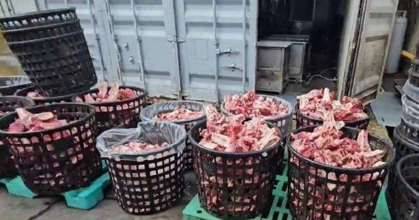 近日屏東地檢署偵辦食安案件，並指出嫌犯把部分已病變豬大腸，浸泡於工業級雙氧水漂白後再行販售。（圖 ／翻攝畫面）