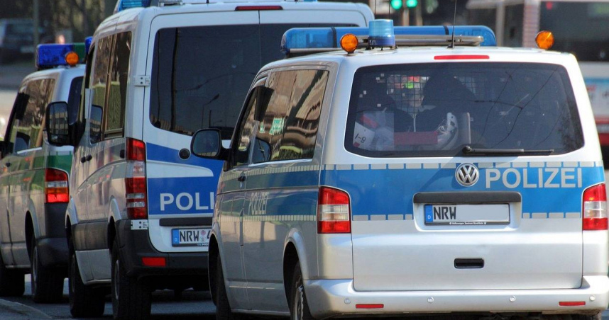 案發現場警方封鎖調查，媒體拍到一名青少年被帶上巡邏車，疑與案件有關。（示意圖／Pixabay）