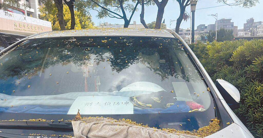 桃園市大園區公所洽公車位遭民眾自製「刑大偵防車」圖卡占用，並放置疑似刑事警帽於擋風玻璃上，已觸犯《刑法》冒充公務員行使其職權罪嫌。（圖／中國時報廖姮玥攝）