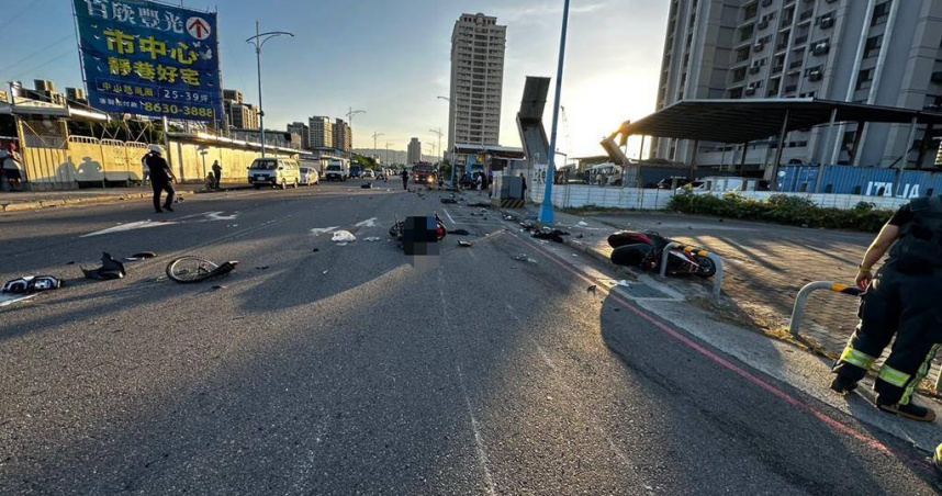 新北市八里區商港一路今日下午發生自小客車逆向衝撞腳踏車事故。（圖／民眾提供）