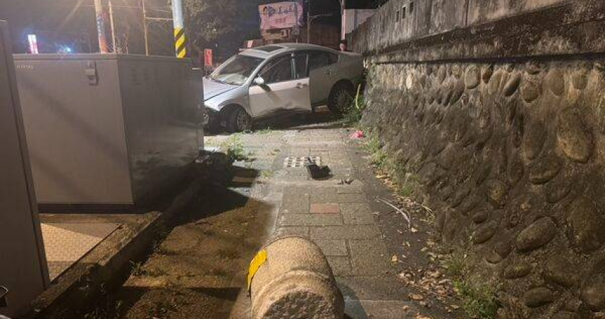 清晨花蓮男子酒駕自撞逃逸，巷弄內被警逮捕。（圖 ／翻攝畫面）