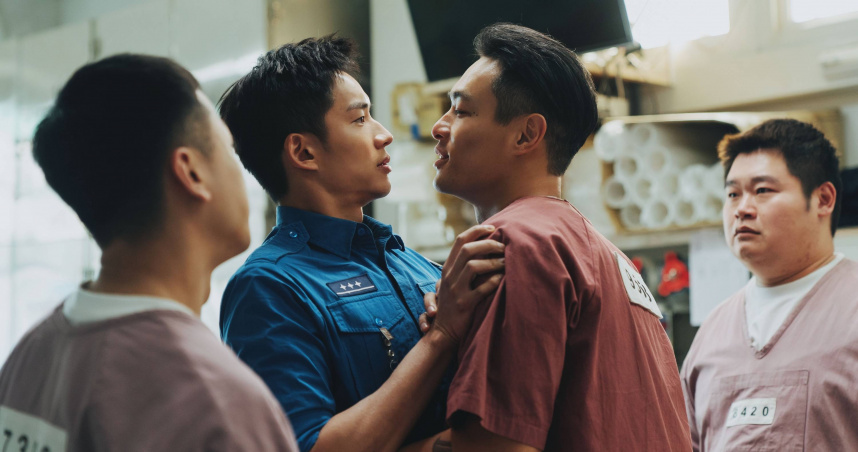 楊祐寧(右)劇中是霸道老大，特別「寵愛」菜鳥陳澤耀(左)。（圖／愛奇藝國際版、壹壹影業提供）