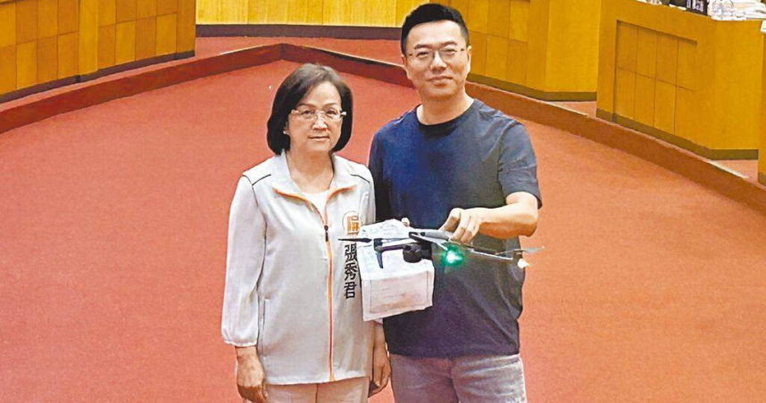 屏東縣議員黃明賢（右）6日質詢屏縣府相關無人機送藥議題，並請專人在議會操作無人機，對此，衛生局稱，已盤點14個起降點，隨時可以申請啟動。（圖／中國時報謝佳潾攝）
