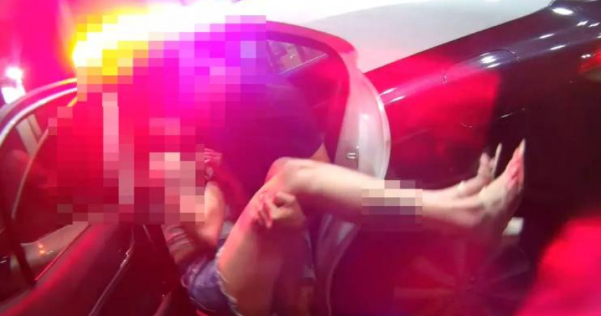 女子昏倒失去意識男友人「公主抱」狂奔求救，警5分鐘神速送醫。（圖 ／翻攝畫面）