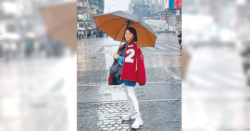 范怡文雨中遊長沙坡子街，感受城市煙火氣與人情溫度。（圖／翰森娛樂提供）