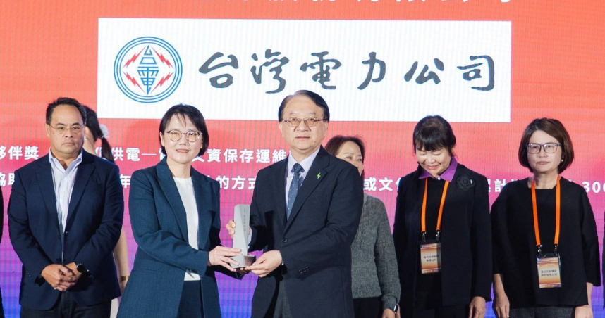 「ESG for Culture影響力獎」頒獎典禮21日於台北松山文創園區舉行，台電由副總經理蔡志孟(中)代表接受文策院院長王敏惠頒獎表揚。（圖片提供／台電）