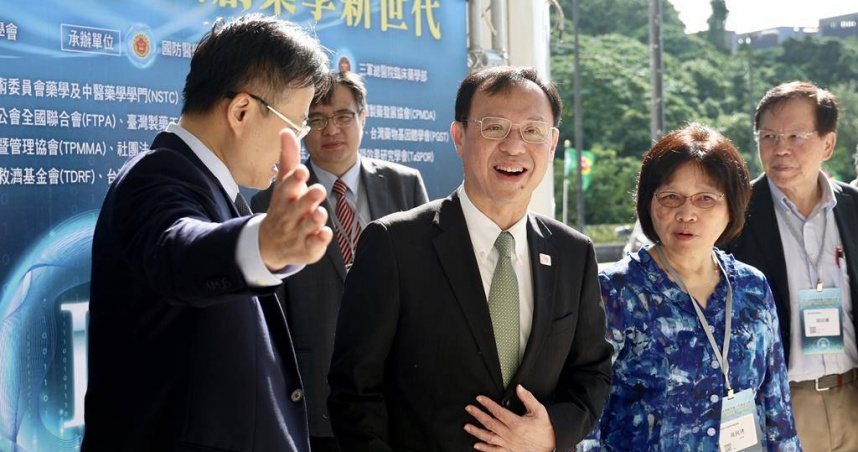 衛福部長石崇良今天（23）出席「第七屆臺灣藥學聯合學術研討會」。（圖／報系資料照）