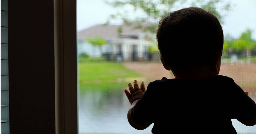 2024年11月，台中市太平區22歲夏姓女子在自家房間內產下一名健康男嬰，但因與其生父分手並吵架，竟在情緒激動中將男嬰從11樓窗台推下，最終導致男嬰當場身亡。（示意圖／翻攝unsplash）