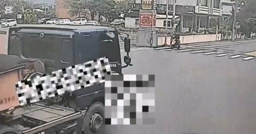 79歲老翁單車遭砂石車碾壓慘死，現場血跡斑斑令人心碎。（圖 ／翻攝畫面）