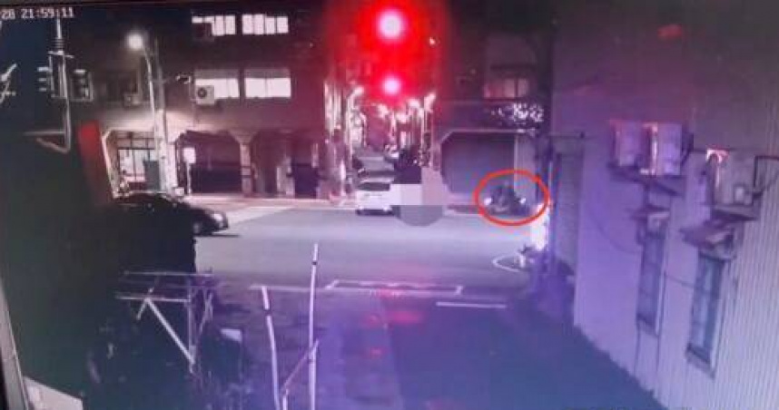 海巡21歲志願役遭左轉車猛撞飛，監視器畫面曝光驚悚。（圖 ／翻攝畫面）