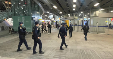 台鐵21日晚間接獲捷運警察通報，有民眾預告將於22日13時30分許，放置炸彈於捷運系統內並引爆，緊急針對全台共構車站系統加強戒備。（圖／翻攝畫面）