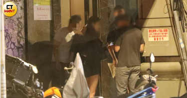 夏宇禾上月被本刊直擊醉吻一名白衣人夫。（圖／本刊攝影組）