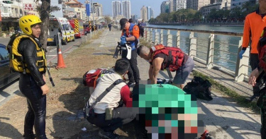 台南市安平區安平運河2日下午發生落水事故，48歲女子落水後由警消出動船艇搶救，送醫仍宣告不治。（圖／翻攝畫面）