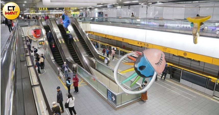 台北捷運提醒旅客進入捷運系統後，勿使用行動電源充電。（示意圖／CTWANT攝影組）