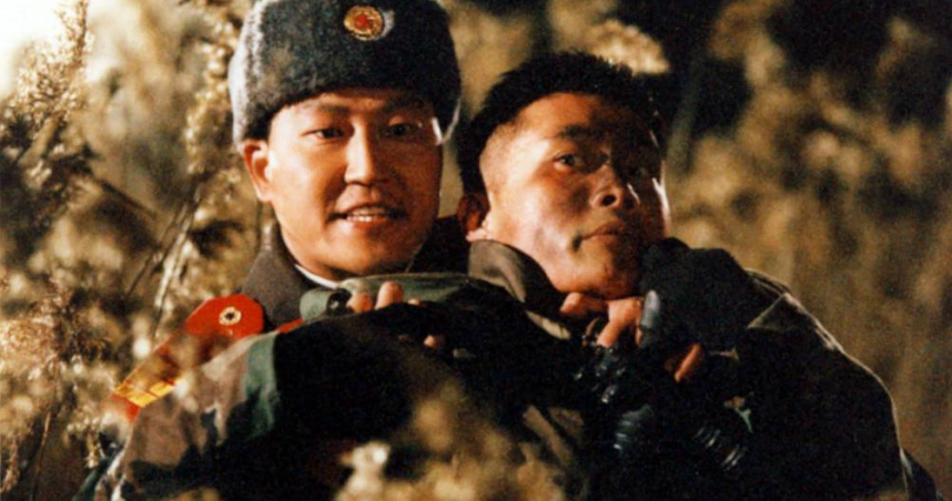 《JSA共同警戒區》故事圍繞在南北韓交界的「共同警戒區」發生的神秘槍擊事件。（圖／CATCHPLAY提供）