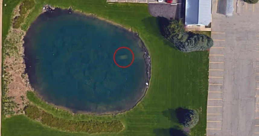 當地1位居民透過Google Earth檢視住家附近池塘時，發現水中似有車輛輪廓。（圖／翻攝自Google Earth）