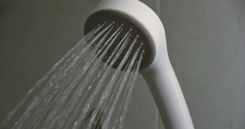 有網友抱怨，過年傳統習俗規定「初一不能洗衣服、洗澡」，讓她相當困擾。（示意圖／photoAC）