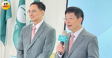 玉山金控董事長黃男州（右）24日親自主持法說會前的記者會，並介紹去年加入金控的策略長譚宏。（圖／李蕙璇攝）