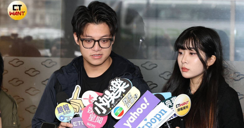 袁惟仁的一雙兒女袁義、袁融於一早現身靈堂，陪伴父親長達5小時才離開。（圖／蘇聖倫攝）