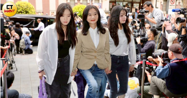 市議員應曉薇在2愛女陪同下抵達北院，一審遭重判15年6月。（圖／方萬民攝）