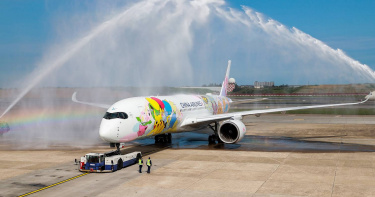 桃園機場灑水慶祝華航「皮卡丘彩繪機 CI2」，於4月2日首航。（圖／華航提供）