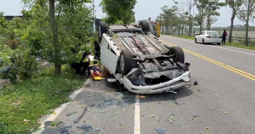 70歲駕駛失控狂掃6棵路樹車輛四輪朝天奇蹟生還。（圖／翻攝畫面）