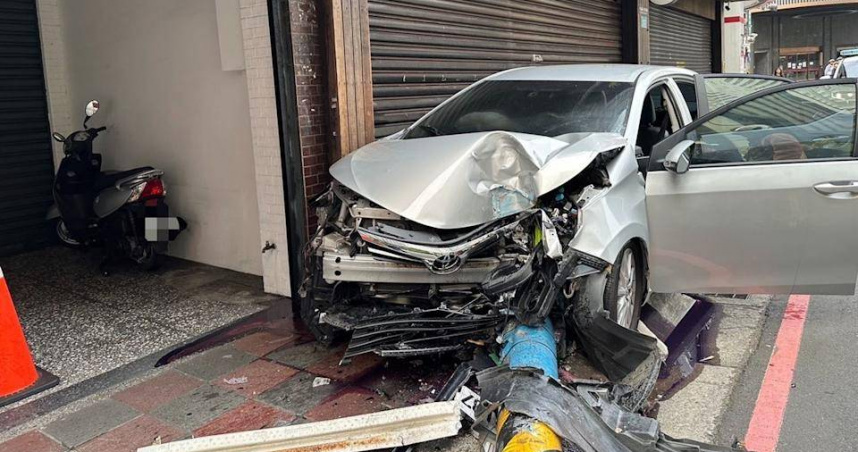 新北市府旁租賃車自撞燈桿　駕駛心虛棄車逃逸警鎖定身分追查