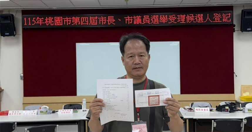 瀟湘公子因未到案遭桃園地檢署通緝，其18日前往龜山分局投案，並準備15萬元繳納易科罰金，卻遭檢察官駁回，直接發監執行。（圖／桃園市選委會提供）