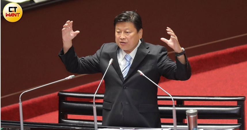 傅崐萁聲援遭蓄意撞傷的黃逸豪，呼籲政府公開跨境鎮壓案相關證據。（圖／周志龍攝）