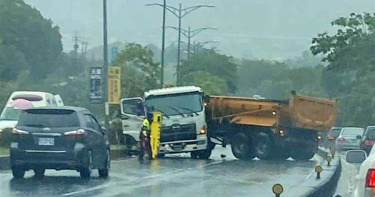 天雨路滑 砂石車撞分隔島斷兩截