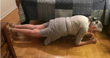 百歲嬤「做棒式運動30秒」網驚嘆!孫親曝「英勇事蹟」