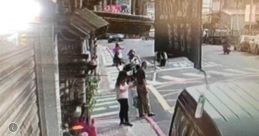 惡煞結夥當「拉拉隊」 飛車搶落單女皮包