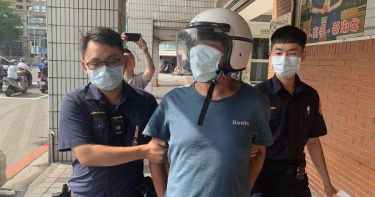 警察宿舍前縱火 保警衝出逮人還裝傻