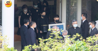 前總統李登輝追思禮拜今在淡水舉行，移靈車隊從翠山莊出發。（圖／記者張文玠攝）