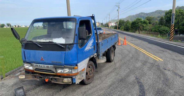 小貨車擦撞機車 女騎士撞橋墩殞命