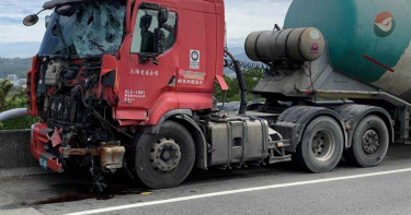 竹縣消防車遭油罐車撞翻 台68線大塞車1小時