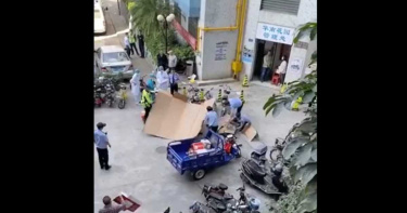 「燒肉粽」翻版!男子30樓墜落砸死快遞 網怒:找個沒人的地方跳好嗎
