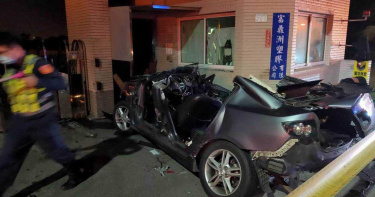 台南市安南區台江大道2日深夜發生重大車禍，目前車上6人送醫前無生命跡象。（圖／中國時報洪榮志攝）