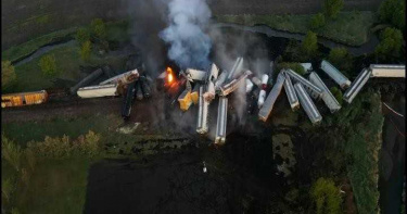 美國載運危險物質火車出軌爆炸 當地居民急忙疏散